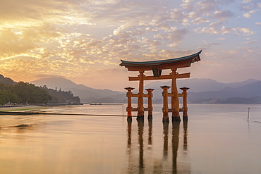 Itsukushima Shrine torii gate, UNESCO World Heritage Site, Miyajima, Hiroshima Prefecture, Japan, Asia