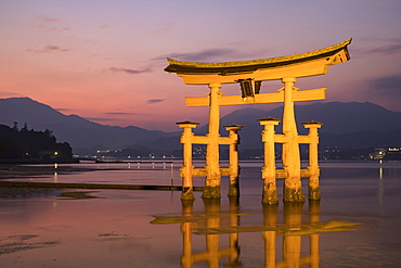 Itsukushima Shrine torii gate, UNESCO World Heritage Site, Miyajima, Hiroshima Prefecture, Japan, Asia