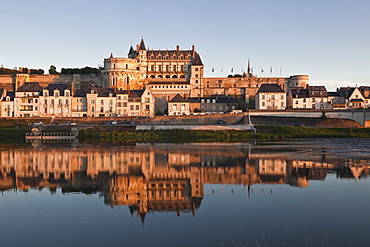 The chateau of Amboise, UNESCO World Heritage Site, reflecting in the waters of the River Loire, Amboise, Indre-et-Loire, Loire Valley, Centre, France, Europe