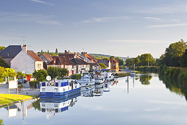 The canal Lateral a La Loire and the village of Menetreol sous Sancerre, Cher, Centre, France, Europe