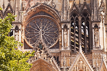 Gothic architecture on the Notre Dame de Reims cathedral, UNESCO World Heritage Site, Reims, Champagne-Ardenne, France, Europe