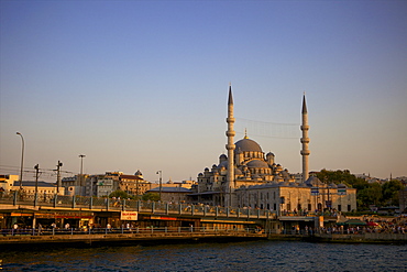 The new mosque (Yeni Cami) and Galata Bridge, Istanbul, Turkey, Europe, Eurasia 