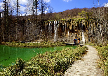 Wooden walkway (boardwalk) and waterfalls in Plitvice Lakes National Park, UNESCO World Heritage Site, Plitvice, Croatia, Europe