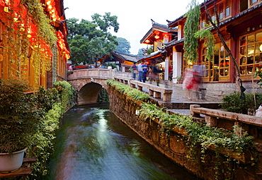 Early evening street scene in the Old Town, Lijiang, UNESCO World Heritage Site, Yunnan Province, China, Asia