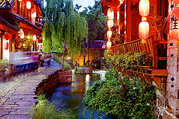 Early evening street scene in the Old Town, Lijiang, UNESCO World Heritage Site, Yunnan Province, China, Asia