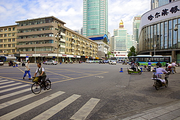 Chengdu street scene, Chengdu, Sichuan, China, Asia