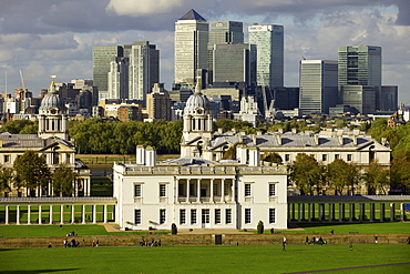 Observatory Hill, Greenwich Park, UNESCO World Heritage Site, Greenwich, and Docklands skyline, London, England, United Kingdom, Europe