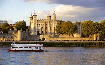 Tower of London, UNESCO World Heritage Site, and the River Thames in the evening, London, England, United Kingdom, Europe