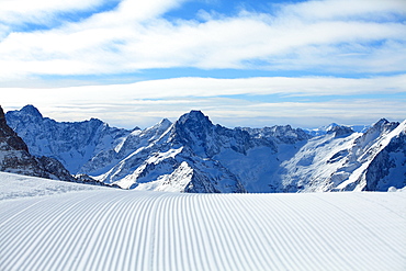 Ski trail after crossing the groomer, Les Deux Alpes Ski Ressort, France