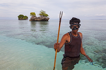 Fisherman with harpoon - Nukus island Indonesia Maluku