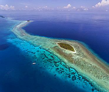 Tara Pacific expedition - november 2017 Small coral island and adjacent reef, near Yanaba Island, Papua New Guinea, H: 536,6 m, mandatory credit line: Photo: Christoph Gerigk, drone pilot: Guillaume Bourdin - Tara Expeditions Foundation