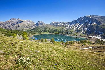 Lake Allos seen from the collar of the congested, in the background the refuge of Lake Allos dominated by Mount Pelat (3051m), Haut-Verdon, Mercantour National Park, Alps, France