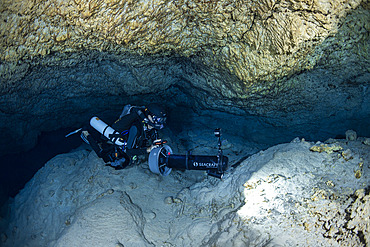 Diver at the bottom of an underwater cave 75 metres deep and which has been flooded for thousands of years (- 20 000 years). Mayotte