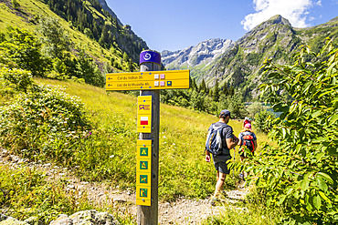 Orientation post at Lac Lauvitel (1530 m) on the GR 54 Grande Randonnee trail, Tour de l'Oisans et des Ecrins, Veneon valley, Ecrins National Park, Isere, France