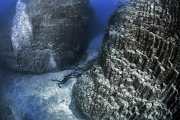 Volcanic underwater bottoms. True seamounts can be seen in the image, a natural monument made of basaltic columns called a columnar disjunction. The highest point is about 15 meters below the surface of the Atlantic Ocean and drops vertically to more than 40 meters at its deepest point. The place is known as La Rapadura on the coast of Santa Úrsula, north of the island of Tenerife. Seabed of the Canary Islands.