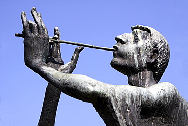 historical fountain with sculpture showing the Pied Piper of Hamelin portrait Hameln Niedersachsen Deutschland