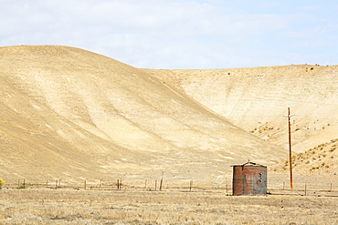 Drought parched ranchland in Bakersfield, California, USA. Following an unprecedented four year long drought, Bakersfield is now the driest city in the USA.