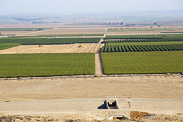 The California aquaduct that brings water from snowmelt in the Sierra Nevada mountains to famrland in the Central Valley. Following a four year long catastrophic drought, irrigation water is in short supply, with $2 billion annually wiped off the agricultre sector.