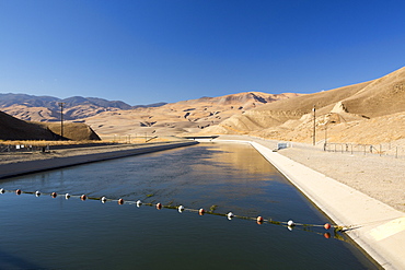 The California aquaduct that brings water from snowmelt in the Sierra Nevada mountains to farmland in the Central Valley. Following a four year long catastrophic drought, irrigation water is in short supply, with $2 billion annually wiped off the agricultre sector.