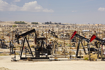 The Midway Sunset oilfield in Taft, Bakersfield, California, USA.