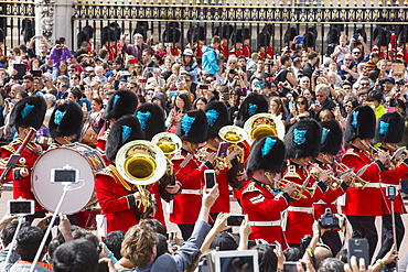 Tourists queue to watch the changeing of the guard at Buckingham Palace, London, UK.