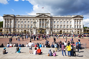 Tourists queue to watch the changeing of the guard at Buckingham Palace, London, UK.