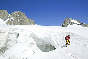 Crossing the Vallee Blanche on the Mer Du Glace above Chamonix, Haute Savoie, France, Europe