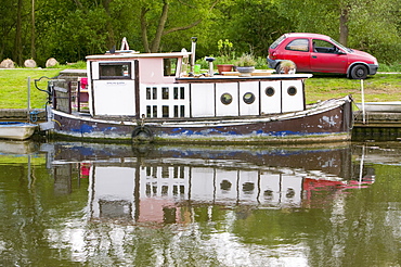 Low carbon living house boats on the Fossdyke at Lincoln, Lincolnshire, England, United Kingdom, Europe