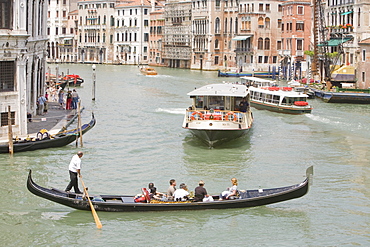 A gondola ride for tourists, Venice, UNESCO World Heritage Site, Veneto, Italy, Europe