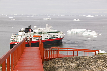 A cruise ship off Ilulissat on Greenland, Polar Regions