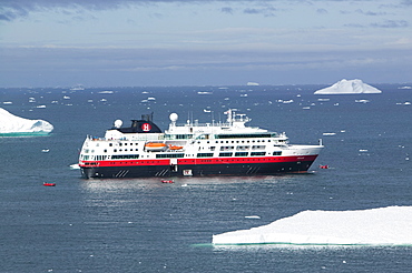 A cruise ship off Ilulissat, UNESCO World Heritage Site, Greenland, Polar Regions