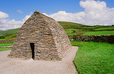 The Gallerus Oratory, one of the oldest buildings in Europe, County Kerry, Munster, Republic of Ireland, Europe