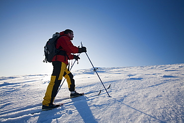 Mike Withers using cross country skis to decend the Peak of Great Dodd, at 2800 feet, on the end of the Helvellyn range in the Lake District, Cumbria, England, United Kingdom, Europe