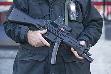 An armed policeman outside the House of Commons, Houses of Parliament, Westminster, London, England, United Kingdom, Europe