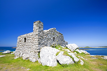 The Block house, a 16th century gun tower protecting Old Grimsby Harbour, Tresco, Isles of Scilly, United Kingdom, Europe