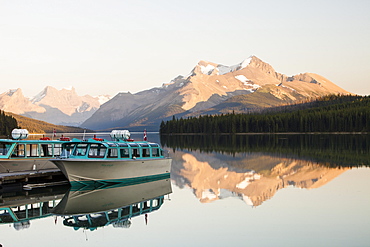 Maligne Lake above Jasper, Jasper National Park, UNESCO World Heritage Site, Alberta, Canadian Rockies, Canada, North America