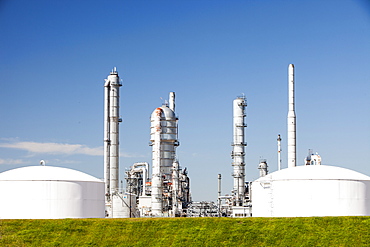 The Shell Scotforth plant which takes bitumen extracted from the tar sands and adds hydrogen to it to create synthetic oil, Alberta, Canada, North America