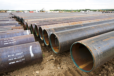 Pipeline construction work north of Fort McMurray in the heart of the Canadian tar sands, Alberta, Canada, North America