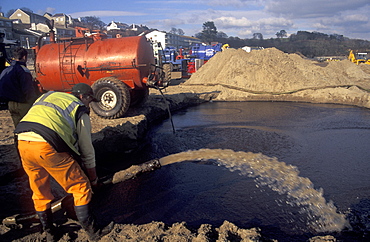 Oil spill clean up, Suandersfoot, Sea Empress, Pembrokeshire      (rr)