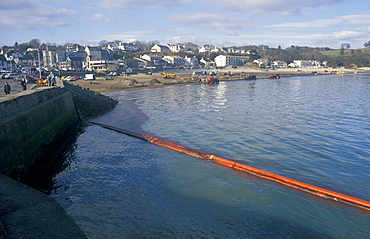 Oil spill clean up, Suandersfoot, Sea Empress, Pembrokeshire