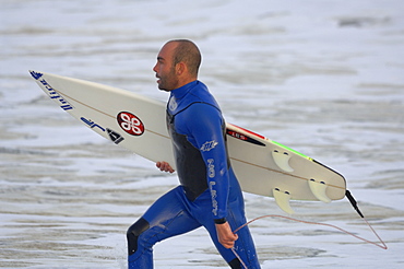 Surfing, Broad Haven South, Pembrokeshire, Wales, UK, Europe     (rr)