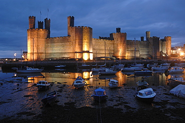 Caernarfon Castle, Gwynedd, Wales, UK, Europe     (rr)