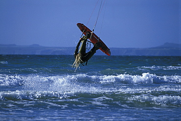 Ben Hanbury kitesurfing, Braod Haven, Pembrokeshire        (rr)