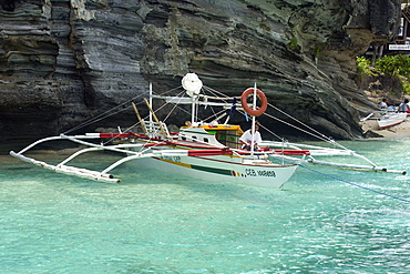 Bangka or traditional Philippino boat, in turquoise waters, Apo Island, Negros, Philippines, Southeast Asia, Asia