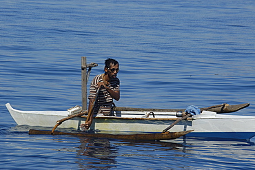 Local fisherman wearing goggles in small bangka (traditional Philippino boat), Apo Island, Negros, Philippines, Southeast Asia, Asia