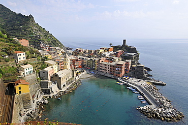 Main harbour and coastal town of Vernazza, Cinque Terre, UNESCO World Heritage Site, Liguria, Italy, Europe