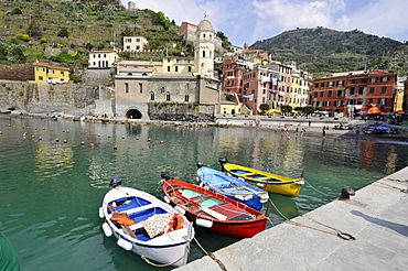 Boats, harbour and colorful houses in the quaint village of Vernazza, Cinque Terre, UNESCO World Heritage Site, Liguria, Italy, Europe