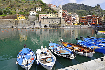 Boats, harbour and colorful houses in the quaint village of Vernazza, Cinque Terre, UNESCO World Heritage Site, Liguria, Italy, Europe