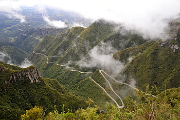 Winding road snaking along Serra do Rio do Rastro, Santa Catarina, connecting the Brazilian plateau with the coastal towns, Brazil, South America