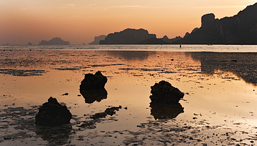 Low tide, coastal view, sundown, Ao Nam Mao.  Ao Nang, Krabi, Thailand, Asia